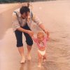 A. Przewoznik kislányával, Asiával a tengerparton